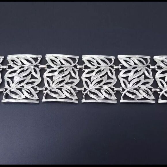 Coro Silver Leaf Bracelet - Picture 5 of 6